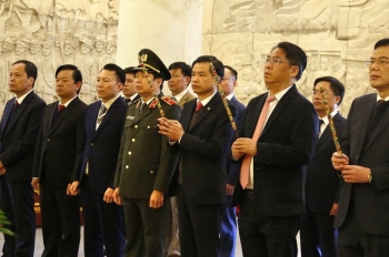 Đoàn đại biểu tỉnh Cao Bằng dâng hương tri ân Chủ tịch Hồ Chí Minh và các anh hùng liệt sĩ