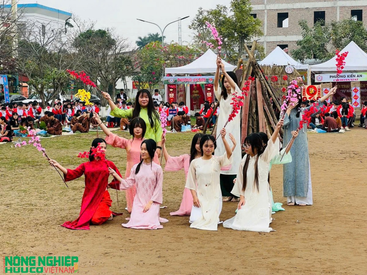 Trường EDISON rực rỡ hội chợ xuân Bính Ngọ: Lan toa sắc xuân và gói trọn yêu thương