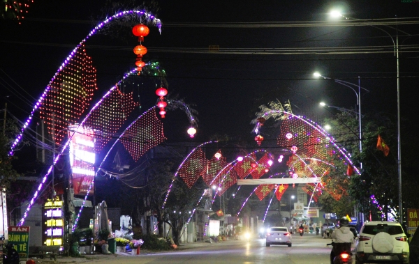 Lung linh những “cung đường nêu” đón Tết ở xứ Nghệ