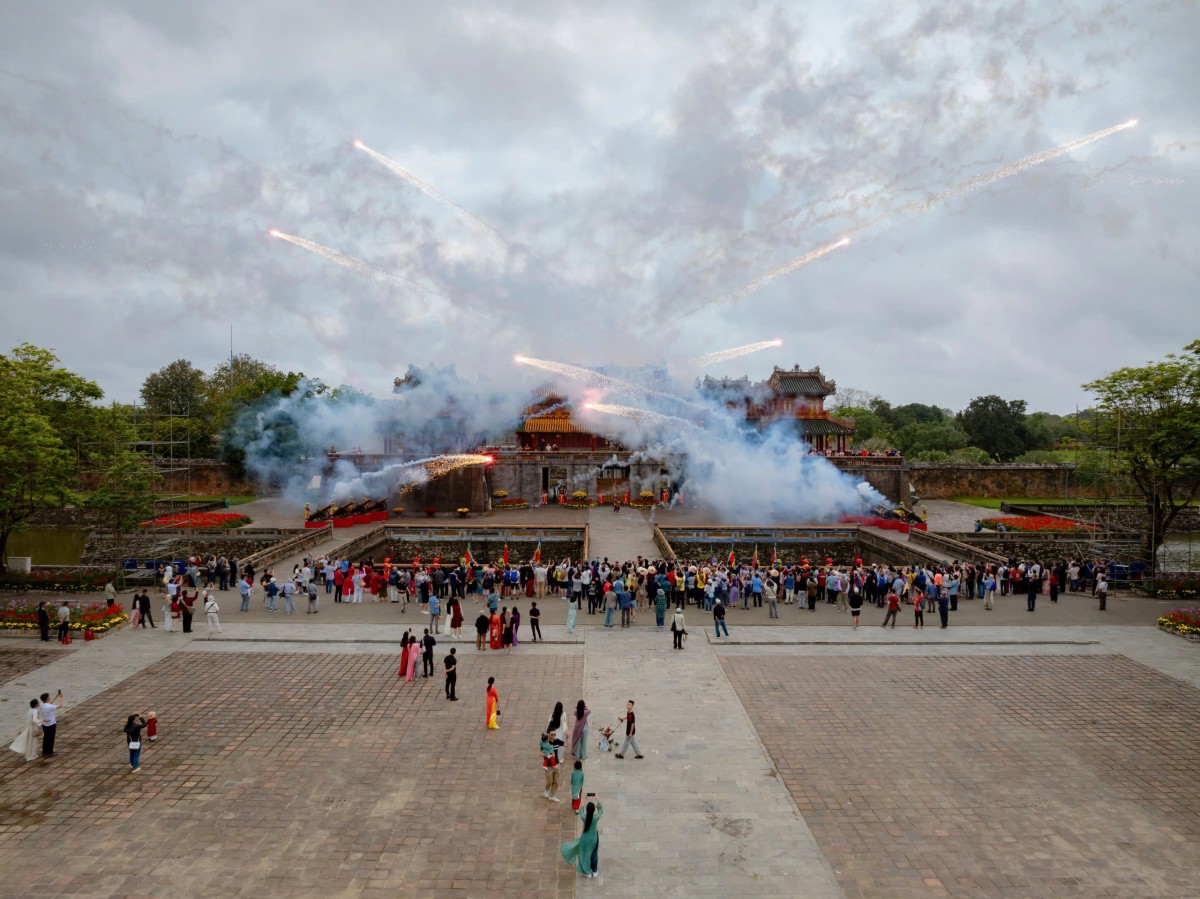 hoạt động bắn súng Thần công tại khu vực Ngọ Môn