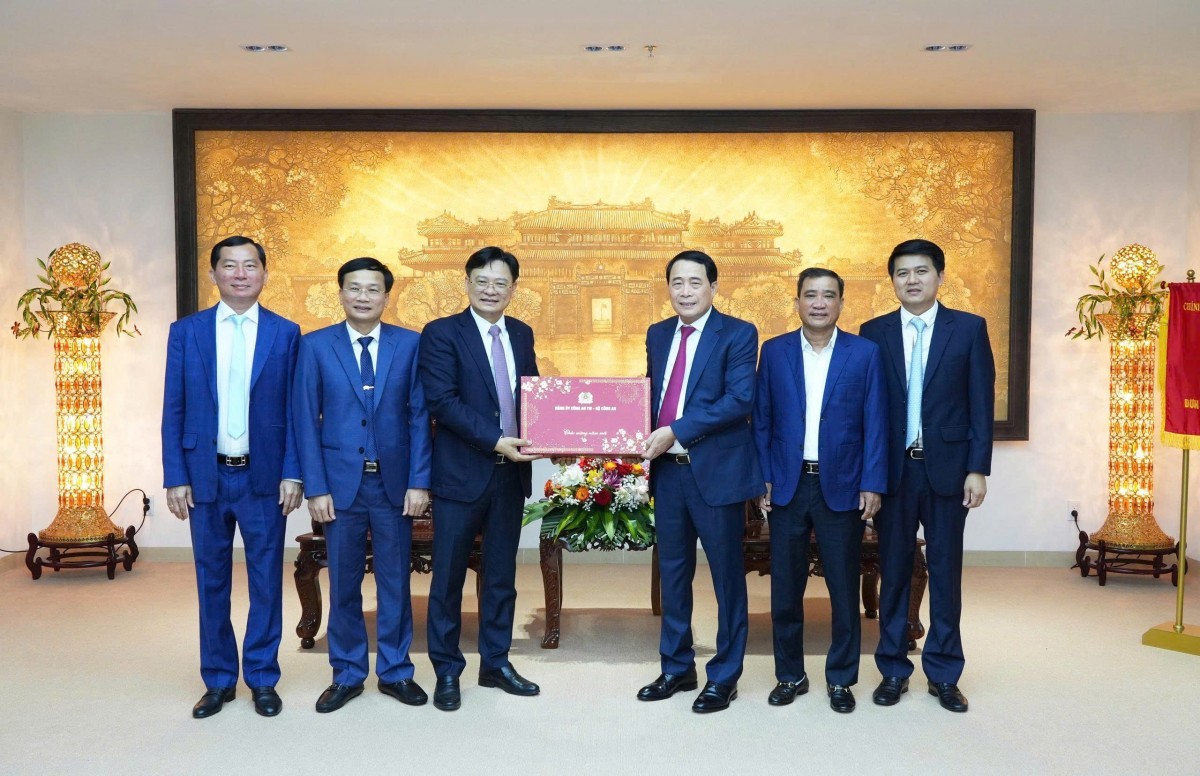 Lãnh đạo Bộ Công an, Thành uỷ Huế thăm và chúc Tết Công an Tp. Huế