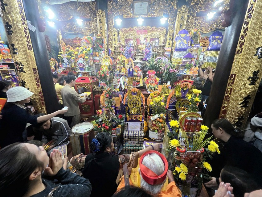 Nhộn nhịp du khách thập phương dâng hương Đền Bảo Hà đầu năm