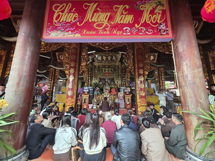 Nhộn nhịp du khách thập phương dâng hương Đền Bảo Hà đầu năm