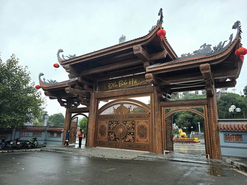 Nhộn nhịp du khách thập phương dâng hương Đền Bảo Hà đầu năm