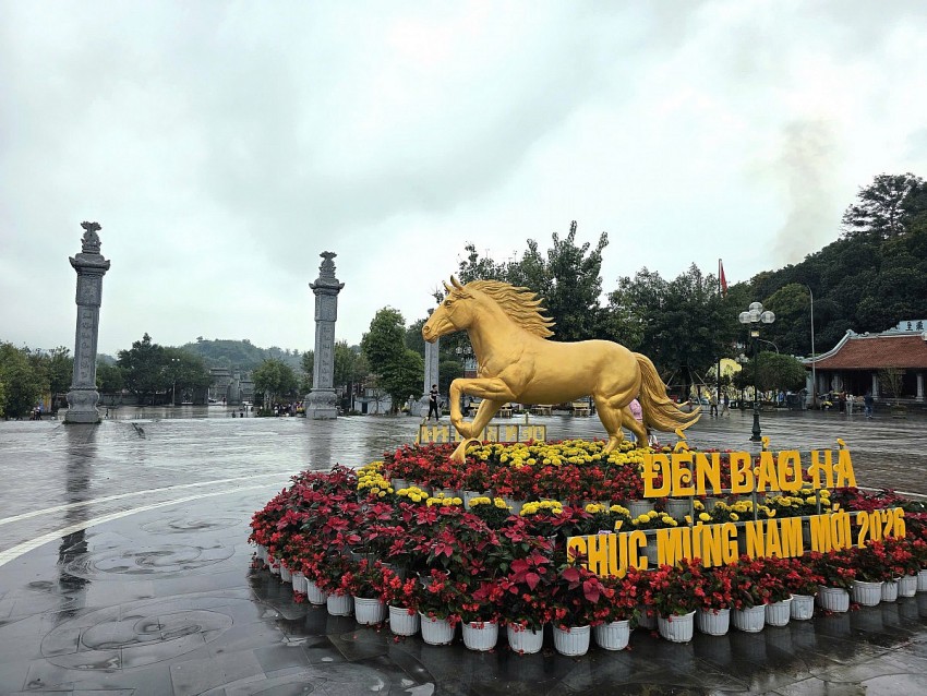 Nhộn nhịp du khách thập phương dâng hương Đền Bảo Hà đầu năm