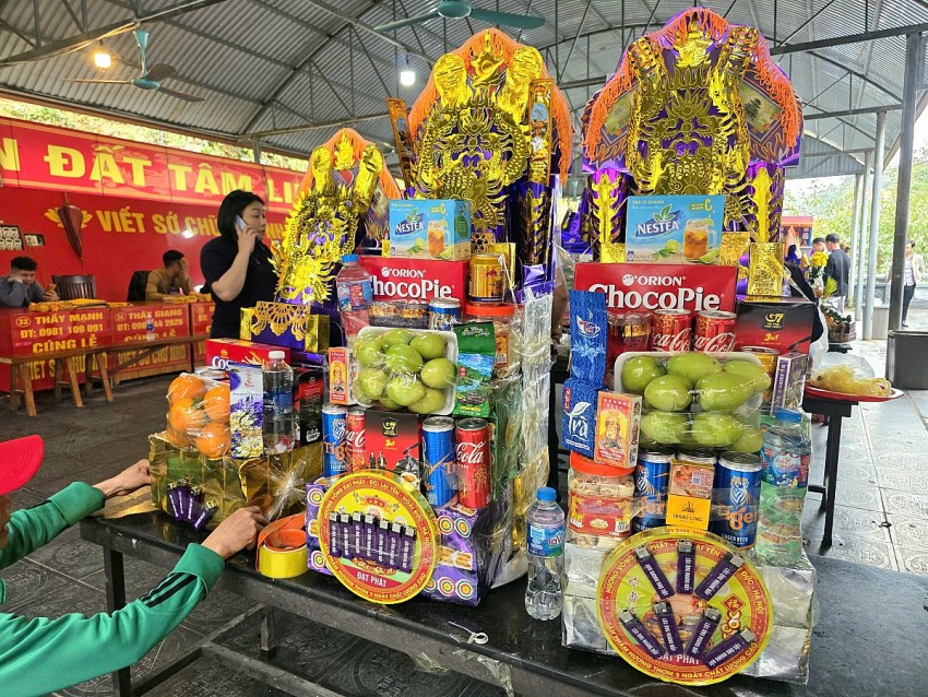 Nhộn nhịp du khách thập phương dâng hương Đền Bảo Hà đầu năm