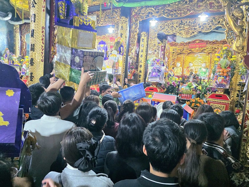 Nhộn nhịp du khách thập phương dâng hương Đền Bảo Hà đầu năm