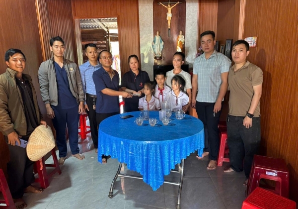 Chung tay sẻ chia với gia đình gặp hỏa hoạn tại xã Đắk Sắk