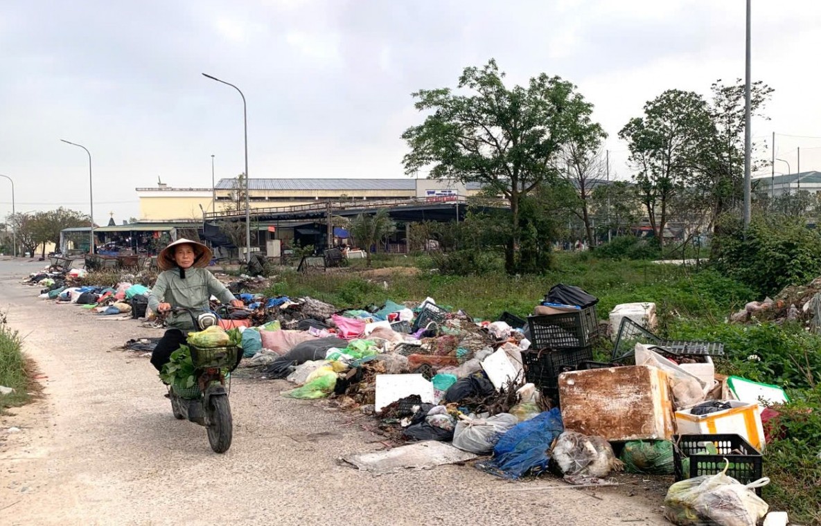 Hà Tĩnh: Rác “bủa vây” Trung tâm thương mại - dịch vụ Phú Nhân Nghĩa