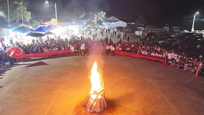 Độc đáo lễ hội nhảy lửa của người Dao Nậm Đét xã Bảo Nhai