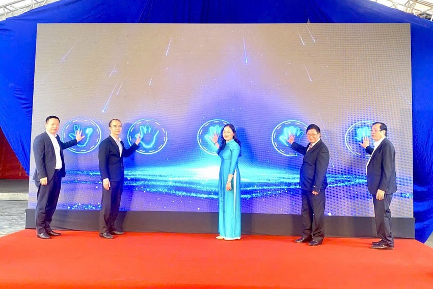 Các đại biểu thực hiện nghi thức phát động hưởng ứng ngày Quyền của người tiêu dùng Việt Nam 2026 trên địa bàn thành phố