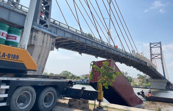 Đồng Tháp: Sà lan vướng dây điện, container rơi xuống kênh Chợ Gạo