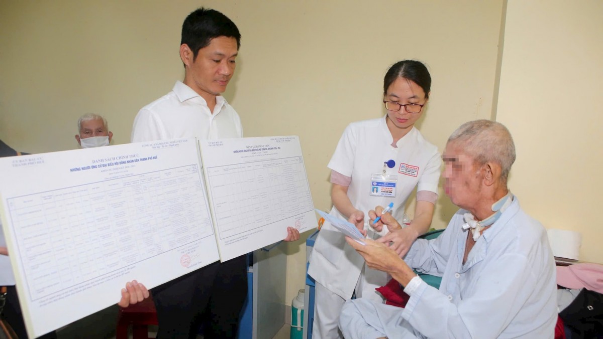 Niềm tin và trách nhiệm của cử tri trên đất Cố đô Huế tại các cơ sở y tế, nhiều bệnh nhân đang điều trị dài ngày cùng tham gia bỏ phiếu.