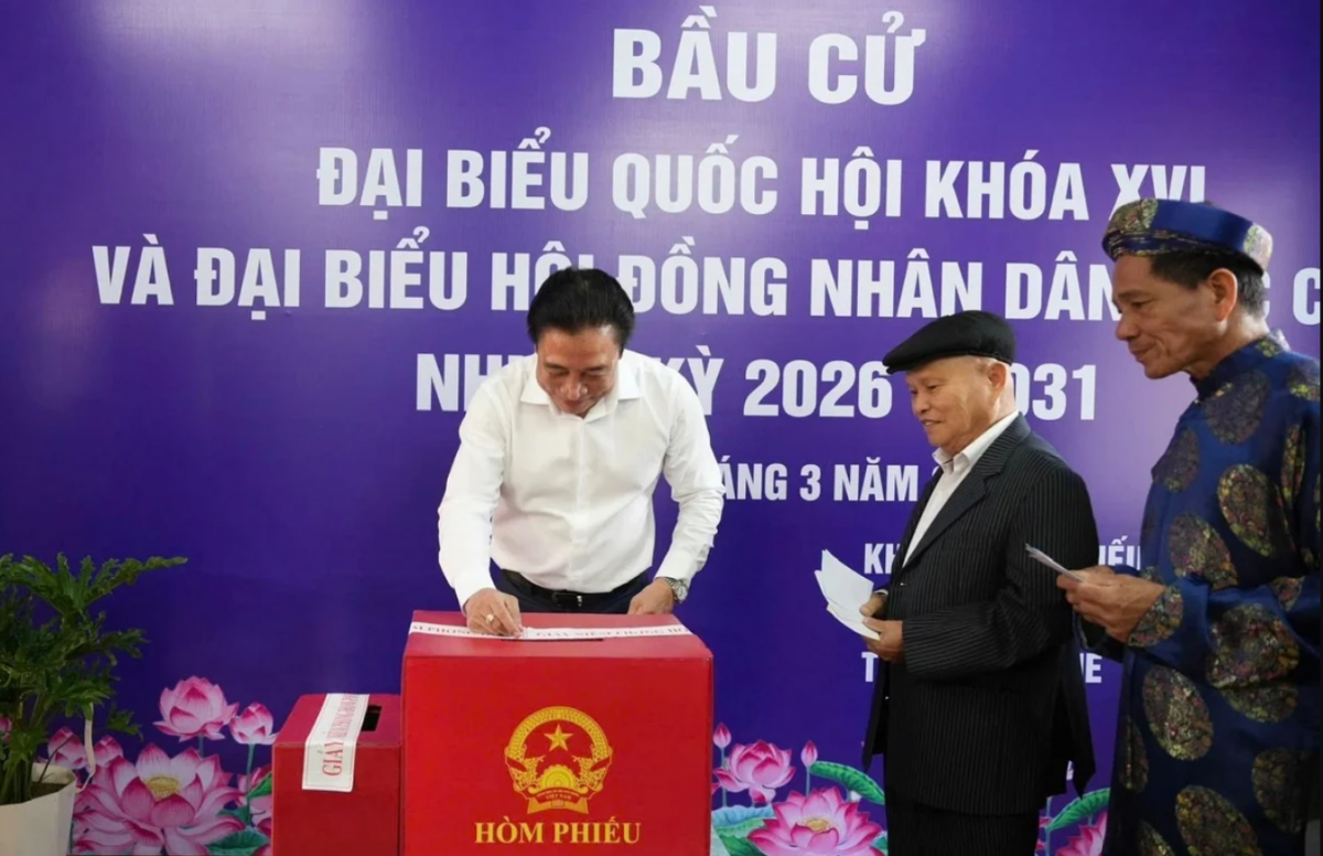 Niềm tin và trách nhiệm của cử tri trên đất Cố đô Huế Chủ tịch UBND TP Huế Nguyễn Khắc Toàn tham gia bỏ phiếu tại Tổ bầu cử số 1 (phường An Cựu)