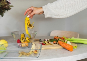 Đừng vội bỏ vỏ trái cây: “Kho phân bón hữu cơ” giúp cây cảnh xanh tốt