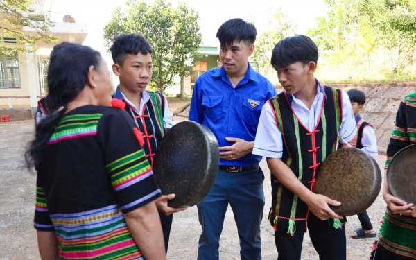 Người “truyền lửa” nơi vùng biên Tuy Đức