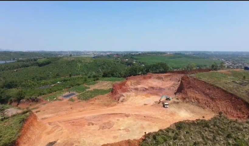 Xử lý nghiêm hai trường hợp khai thác và vận chuyển đất trái phép