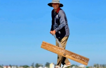 Giá muối tăng mạnh, diêm dân Sa Huỳnh tất bật trở lại sản xuất