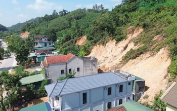 Nghệ An: Khẩn trương khắc phục điểm sạt lở do mưa bão trên Quốc lộ 15A