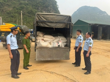 Cao Bằng liên tiếp phát hiện phương tiện chở hơn 4 tấn phân đạm nhập lậu