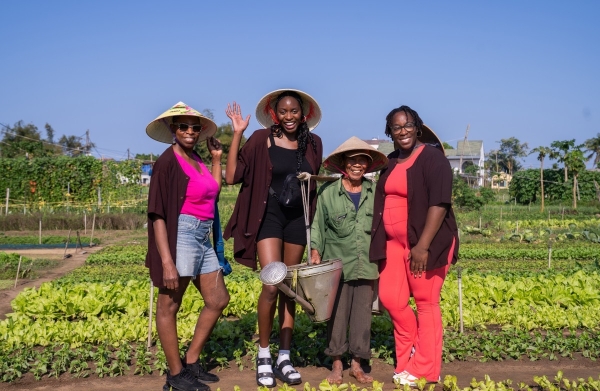 “Một ngày làm nông dân sạch” cùng du khách quốc tế