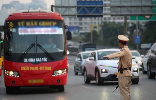 Tác động của ô tô chạy xăng, dầu đối với môi trường và giải pháp phát triển