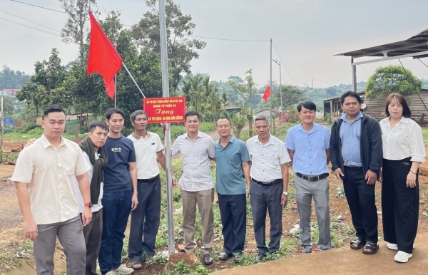 Hành trình ý nghĩa "Thắp sáng đường quê" và "Thắp sáng vùng biên" tại Lâm Đồng