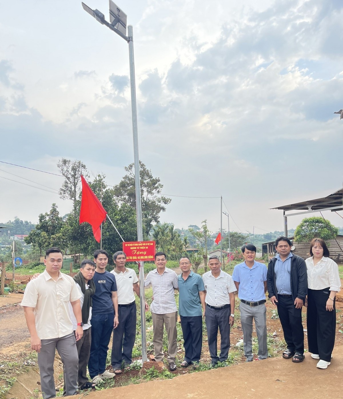 Trao tặng công trình “Thắp sáng vùng biên” cho bon Bu P’Răng 1A, xã biên giới Quảng Trực