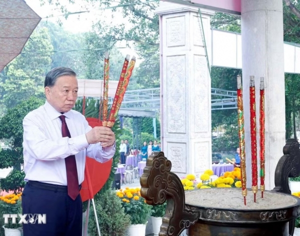 Tổng Bí thư, Chủ tịch nước Tô Lâm dâng hương tại Nghĩa trang Liệt sĩ Tân Biên