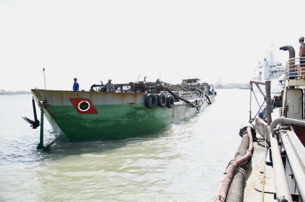 Tạm giữ tàu khai thác khoảng 200m³ cát không rõ nguồn gốc trên vùng biển TP.HCM