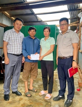 Đắk Lắk: Chính quyền kịp thời hỗ trợ các hộ dân nghèo bị tốc mái do dông lốc