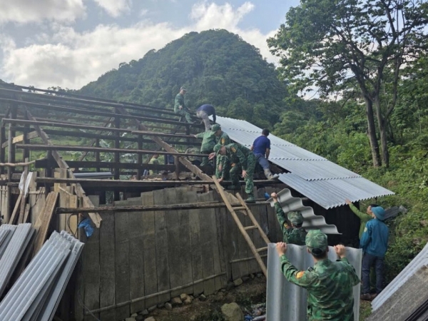 Cao Bằng: Đồn Biên phòng Cửa khẩu quốc tế Trà Lĩnh hỗ trợ dân bị thiệt hại do thiên tai