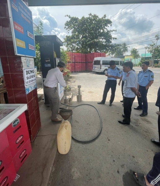 Vĩnh Long: Xử phạt hơn 324 triệu đồng cửa hàng xăng dầu vi phạm chất lượng