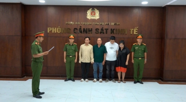 TP.HCM: Phát hiện đường dây pha hóa chất công nghiệp thành giấm ăn giả bán ra thị trường