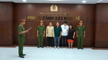TP.HCM: Phát hiện đường dây pha hóa chất công nghiệp thành giấm ăn giả bán ra thị trường