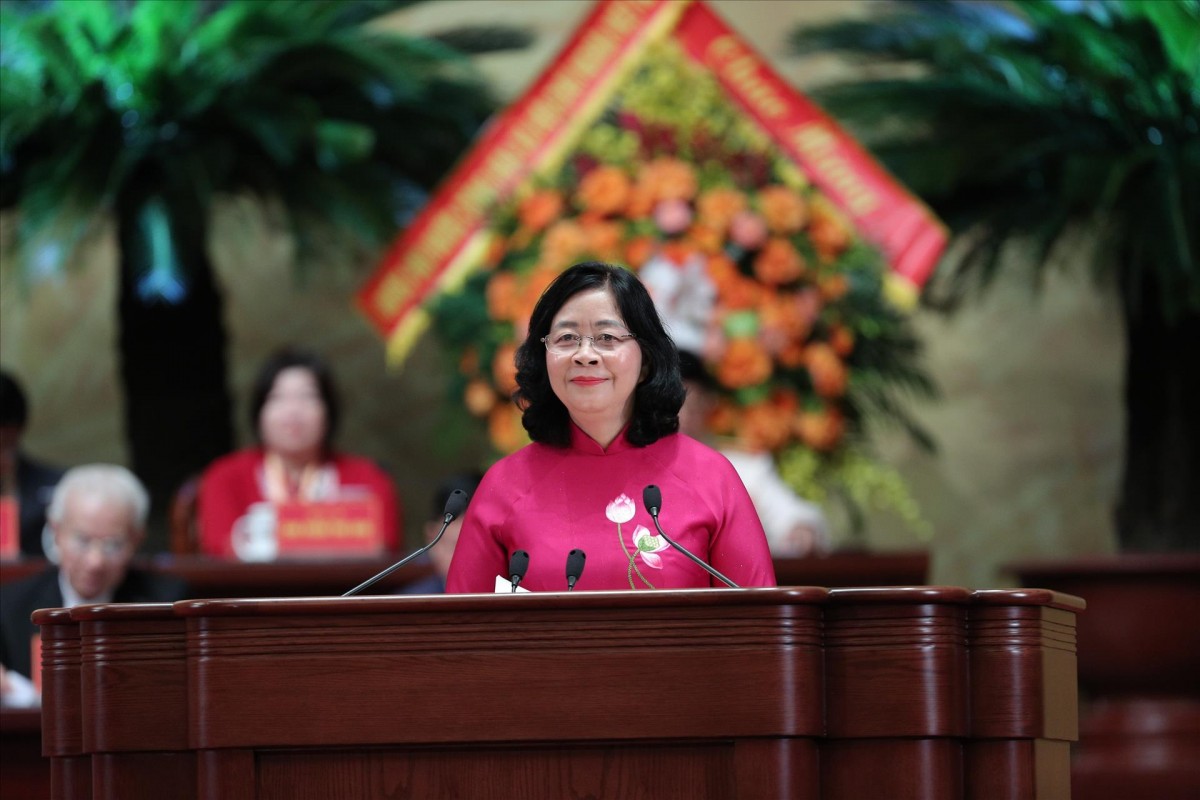 Đồng chí Bùi Thị Minh Hoài, Ủy viên Bộ Chính trị, Bí thư Trung ương Đảng, Bí thư Đảng ủy Mặt trận Tổ quốc, các đoàn thể Trung ương, Chủ tịch Ủy ban Trung ương Mặt trận Tổ quốc Việt Nam đọc Diễn văn khai mạc Đại hội. Ảnh: TTXVN