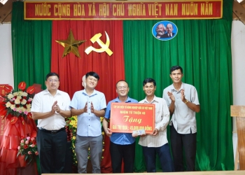 Tạp chí điện tử Nông nghiệp hữu cơ Việt Nam hỗ trợ kinh phí lắp đèn năng lượng mặt trời cho bon Bu N’Rung