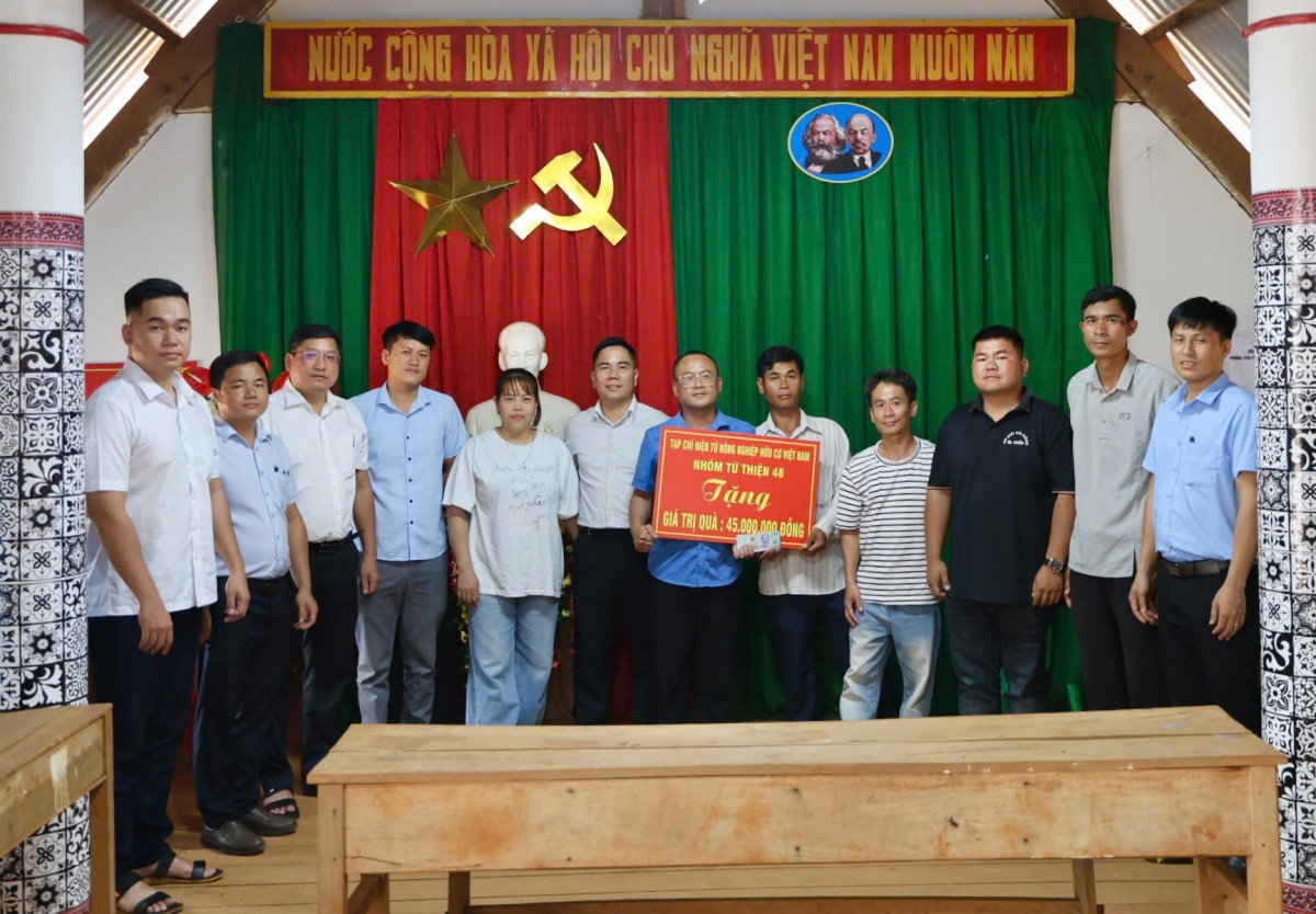 Tạp chí điện tử Nông nghiệp hữu cơ Việt Nam hỗ trợ kinh phí lắp đèn năng lượng mặt trời cho bon Bu N’Rung