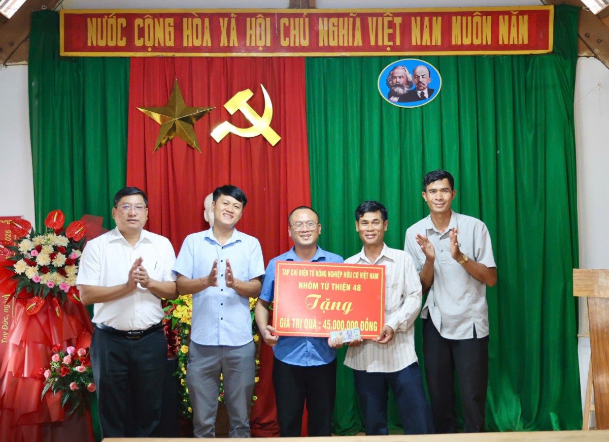 Tạp chí điện tử Nông nghiệp hữu cơ Việt Nam hỗ trợ kinh phí lắp đèn năng lượng mặt trời cho bon Bu N’Rung