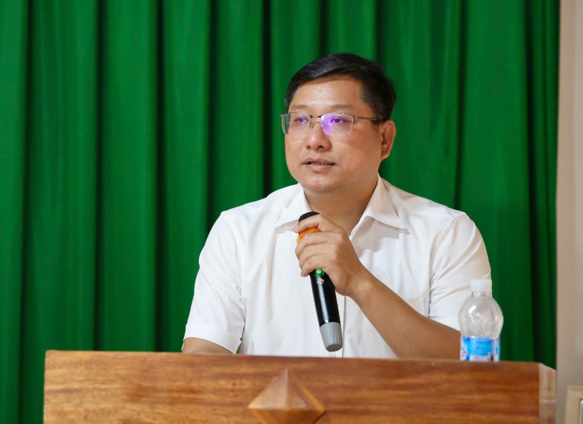 Tạp chí điện tử Nông nghiệp hữu cơ Việt Nam hỗ trợ kinh phí lắp đèn năng lượng mặt trời cho bon Bu N’Rung