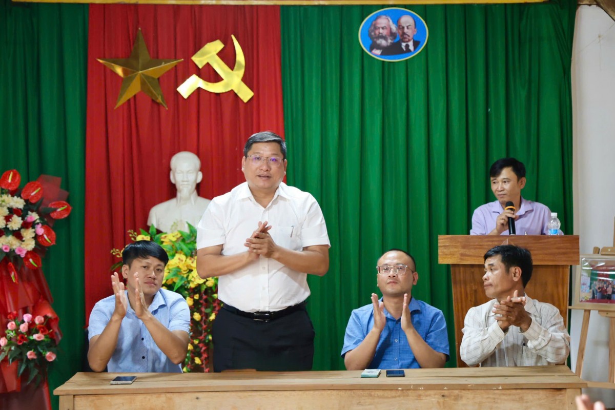 Tạp chí điện tử Nông nghiệp hữu cơ Việt Nam hỗ trợ kinh phí lắp đèn năng lượng mặt trời cho bon Bu N’Rung