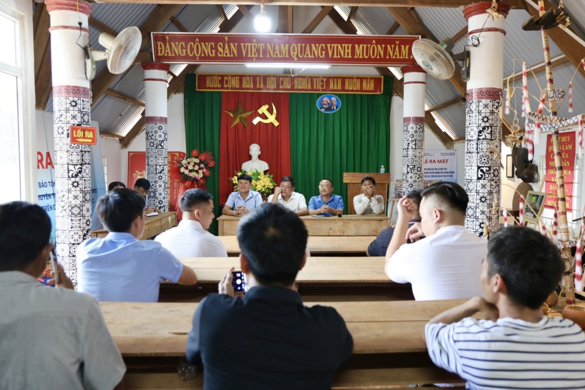 Tạp chí điện tử Nông nghiệp hữu cơ Việt Nam hỗ trợ kinh phí lắp đèn năng lượng mặt trời cho bon Bu N’Rung