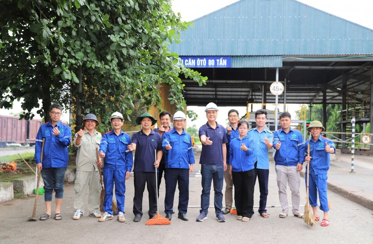 Sôi nổi buổi ra quân tổng vệ sinh toàn Công ty Supe Lâm Thao