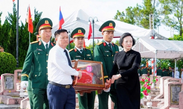 Nghệ An an táng 80 hài cốt liệt sĩ quân tình nguyện hy sinh trên đất bạn Lào
