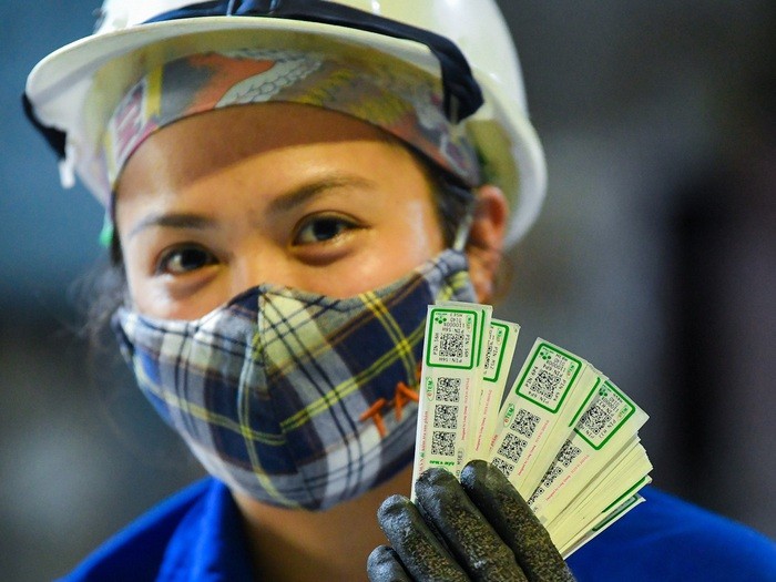 Công nhân tiến hành dán tem thông minh