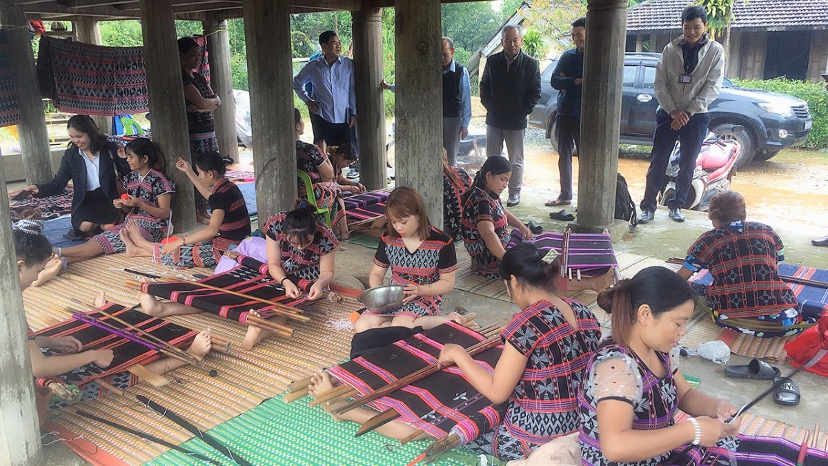 Dệt Dzèng (A Lưới)