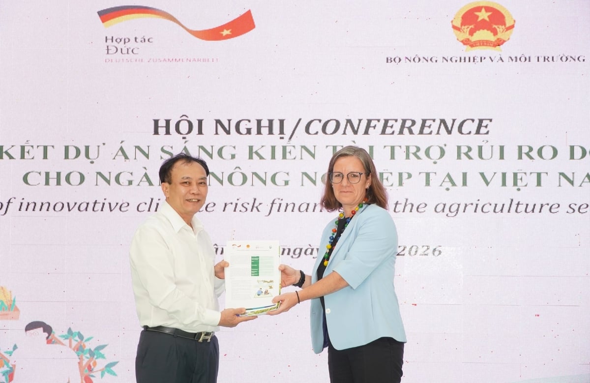 Đại diện Dự án AgriCRF-VN bàn giao bộ tài liệu từ dự án cho Cục Kinh tế hợp tác và Phát triển nông thôn. Ảnh: Kim Anh. Đại diện Dự án AgriCRF-VN bàn giao bộ tài liệu từ dự án cho Cục Kinh tế hợp tác và Phát triển nông thôn. Ảnh: Kim Anh.