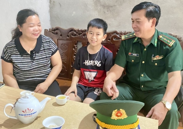 Chắp cánh tương lai trẻ em vùng biên bằng tình yêu người lính quân hàm xanh