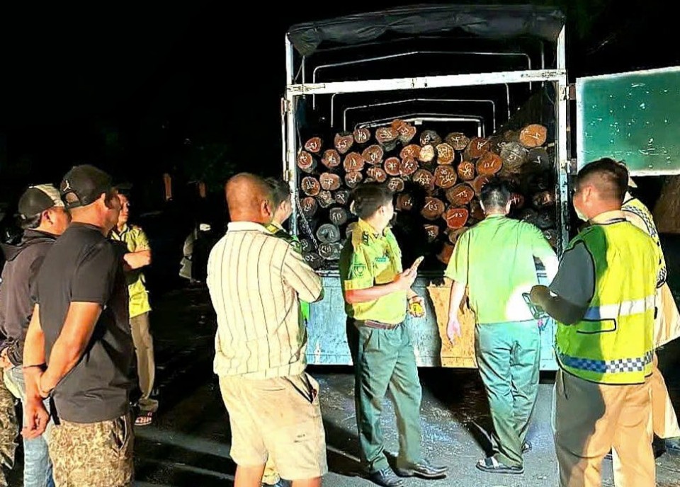 CSGT Krông Búk mật phục, phát hiện 02 xe vận chuyển lâm sản không rõ nguồn gốc
