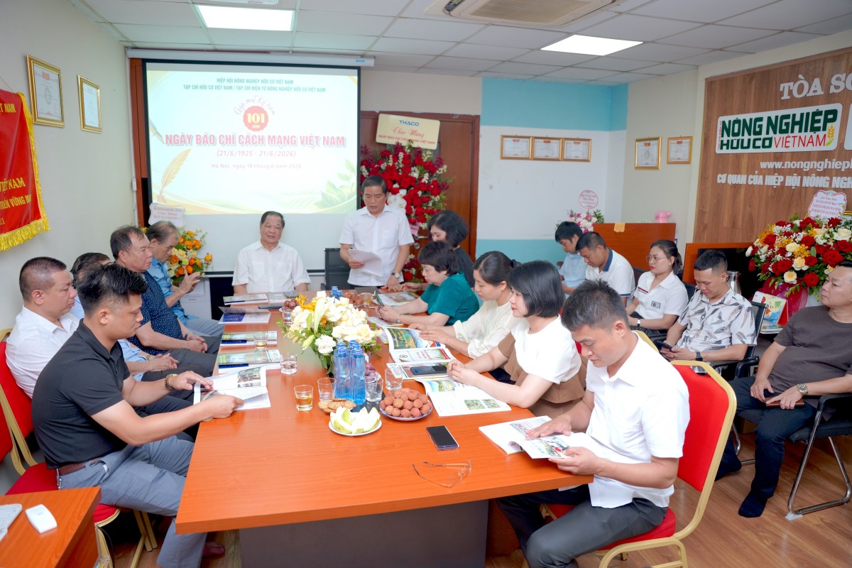 Các đại biểu, nhà báo lão thành, cán bộ, phóng viên, biên tập viên Tạp chí Hữu cơ Việt Nam tham dự chương trình gặp mặt nhân dịp kỷ niệm 101 năm Ngày Báo chí Cách mạng Việt Nam.